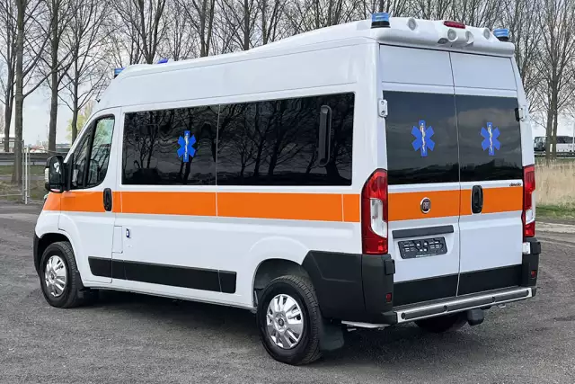 Fiat Ducato L2H2 4x2 Ambulance fourgon