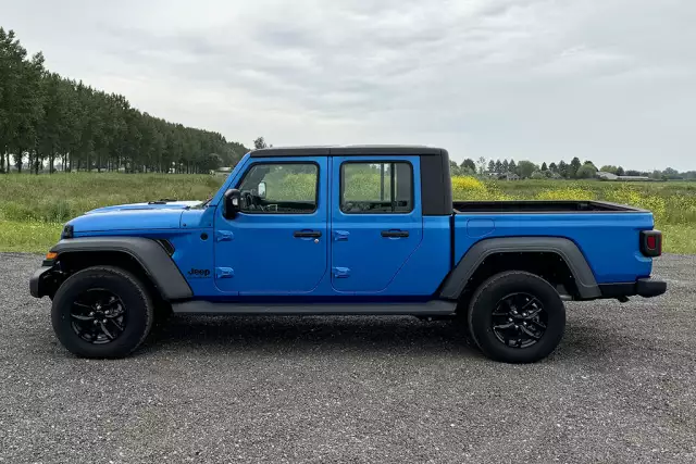 Jeep Gladiator Sport 4x4 SUV (Véhicule Utilitaire Sport)