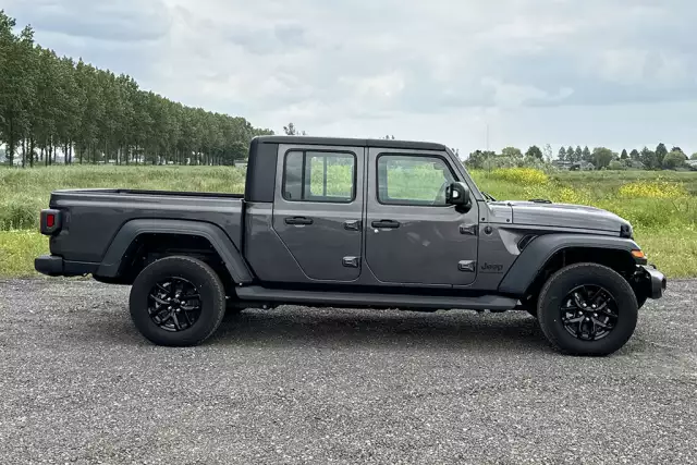 Jeep Gladiator Sport 4x4 Sports Utility Vehicle (SUV)