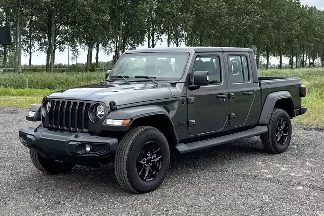 Jeep Gladiator Sport 4x4 Sports Utility Vehicle (SUV)