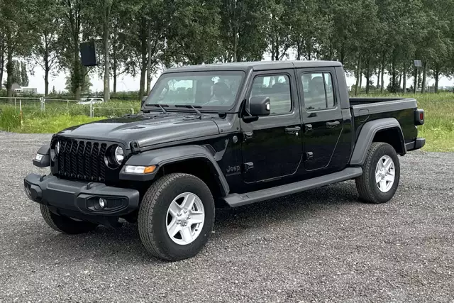 Jeep Gladiator Sport 4x4 Sports Utility Vehicle (SUV)