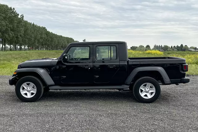 Jeep Gladiator Sport 4x4 Sports Utility Vehicle (SUV)