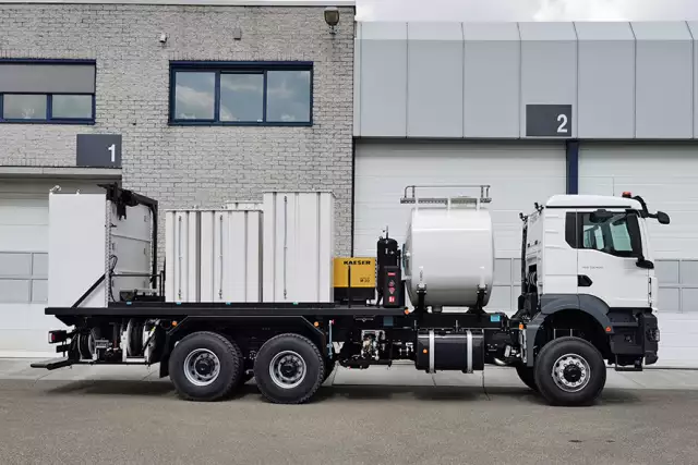 MAN TGS 33.400 BB CH 6x6 Fuel & Lube Truck