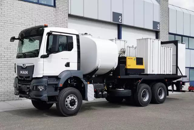 MAN TGS 33.400 BB CH 6x6 Fuel & Lube Truck