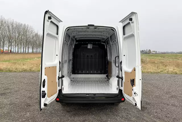 Renault Master L2H2 4x2 Closed Van