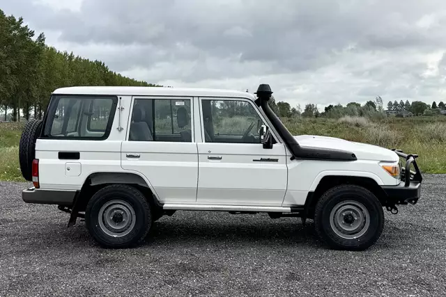 Toyota Land Cruiser HZJ76