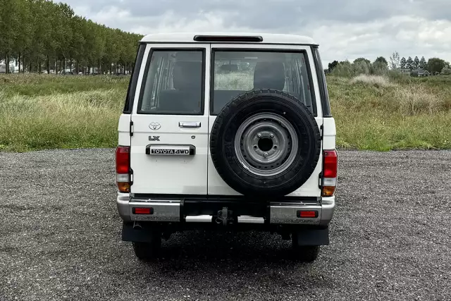 Toyota Land Cruiser HZJ76