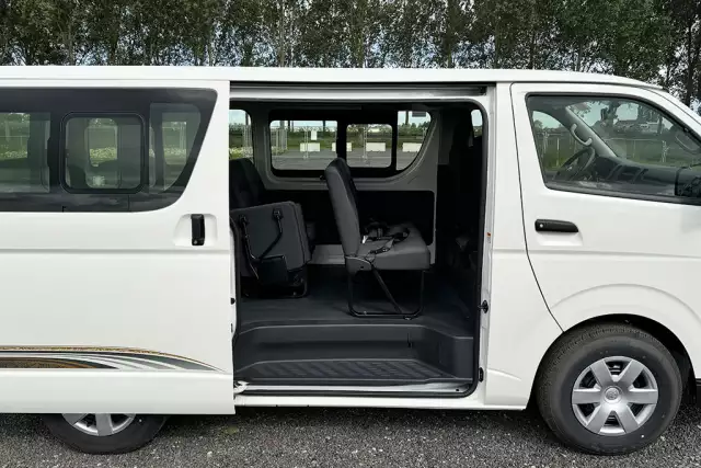 Toyota Hiace Standard 4x2 Mini Bus