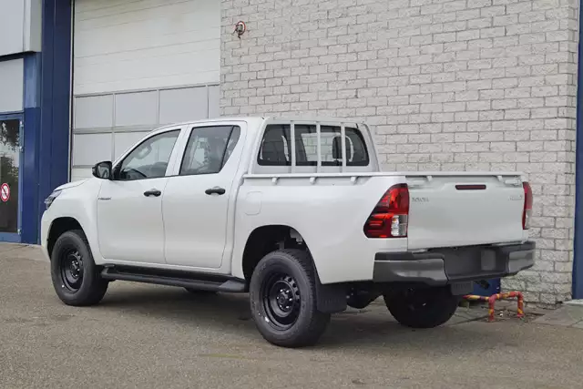 Toyota Hilux 2.4 GL 4x4 Double Cab Pick-up