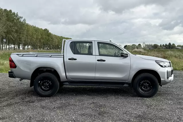 Toyota Hilux 2.4 GL 4x4 Double Cab Pick-up