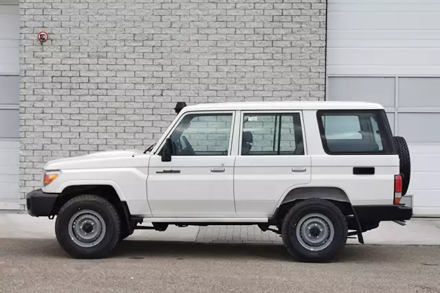 Toyota Land Cruiser HZJ76 4x4 Sports Utility Vehicle (SUV)