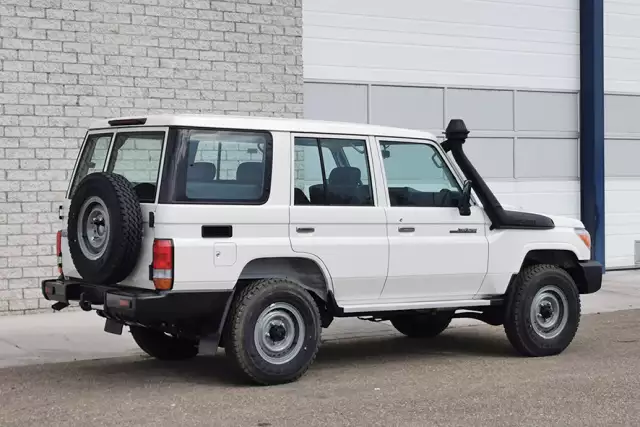 Toyota Land Cruiser HZJ76 4x4 Sports Utility Vehicle (SUV)