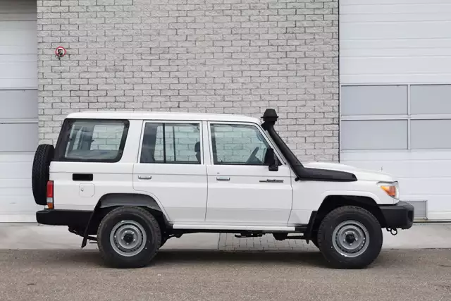 Toyota Land Cruiser HZJ76 4x4 Sports Utility Vehicle (SUV)