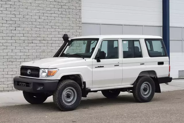 Toyota Land Cruiser HZJ76 4x4 Sports Utility Vehicle (SUV)