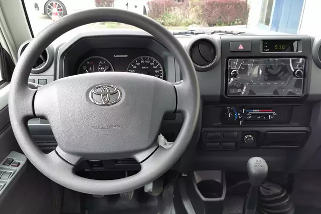 Toyota Land Cruiser HZJ76 4x4 Sports Utility Vehicle (SUV)