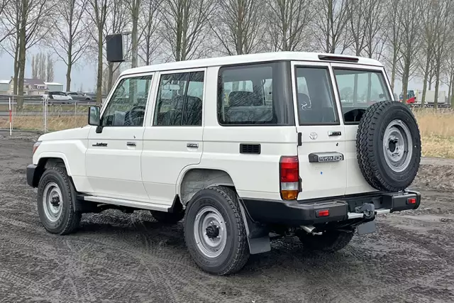 Toyota Land Cruiser HZJ76 4x4 Sports Utility Vehicle (SUV)