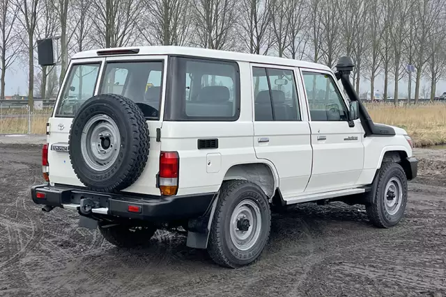 Toyota Land Cruiser HZJ76 4x4 Sports Utility Vehicle (SUV)