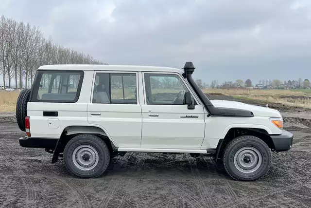 Toyota Land Cruiser HZJ76 4x4 Sports Utility Vehicle (SUV)