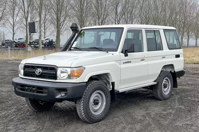 Toyota Land Cruiser HZJ76 4x4 Sports Utility Vehicle (SUV)