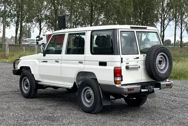 Toyota Land Cruiser HZJ76 4x4 Sports Utility Vehicle (SUV)