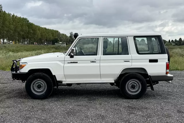 Toyota Land Cruiser HZJ76 4x4 Sports Utility Vehicle (SUV)