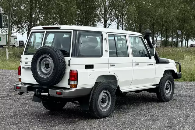 Toyota Land Cruiser HZJ76 4x4 Sports Utility Vehicle (SUV)