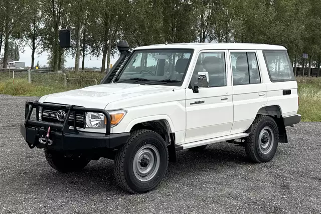 Toyota Land Cruiser HZJ76 4x4 Sports Utility Vehicle (SUV)