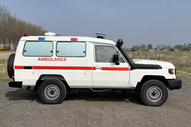 Toyota Land Cruiser HZJ78 4x4 Ambulance