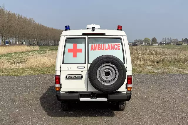 Toyota Land Cruiser HZJ78 4x4 Ambulance