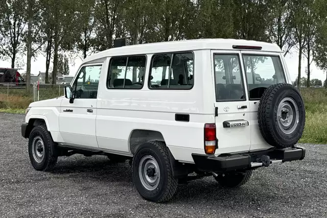 Toyota Land Cruiser HZJ78L 4x4 Hard Top