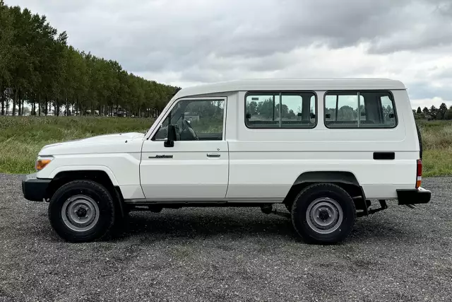 Toyota Land Cruiser HZJ78L 4x4 Hard Top