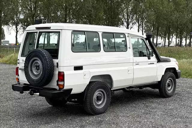 Toyota Land Cruiser HZJ78L 4x4 Hard Top