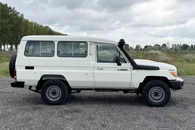 Toyota Land Cruiser HZJ78L 4x4 Hard Top