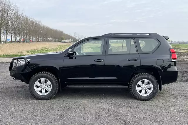 Toyota Prado TXL AT 4x4 Sports Utility Vehicle (SUV)