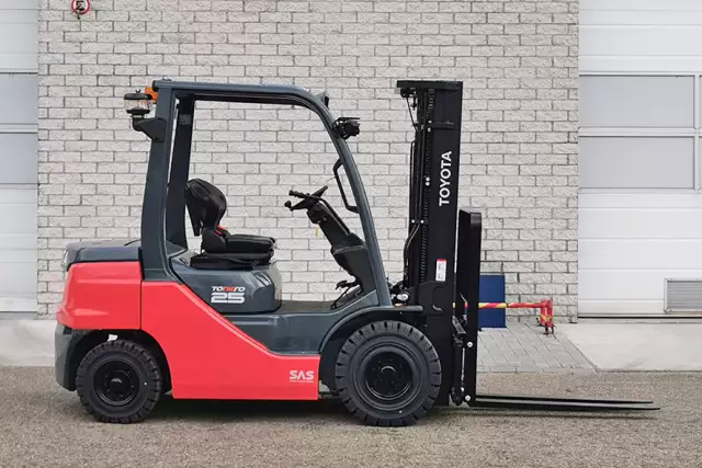 Toyota Tonero 52-8FDF25 4x2 Forklift