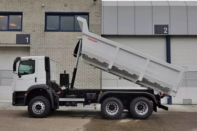 Volkswagen Constellation 31.320 BB CH 6x4 Tipper Truck