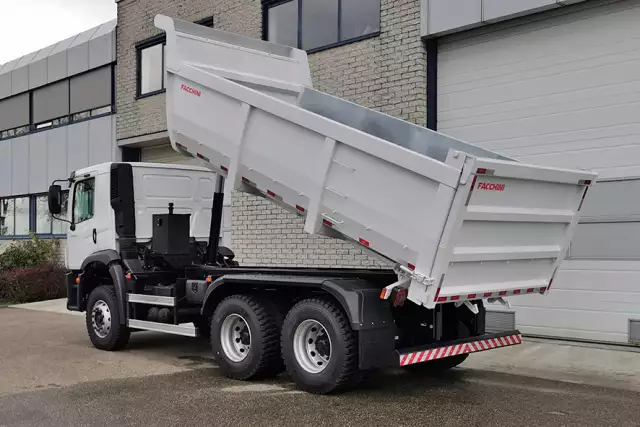 Volkswagen Constellation 31.320 BB CH 6x4 Tipper Truck