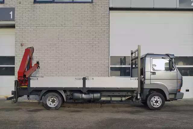 Volkswagen Delivery 9-150 HMF 735K1 4x2 Flatbed with Crane