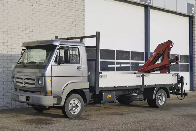 Volkswagen Delivery 9-150 HMF 735K1 4x2 Flatbed with Crane